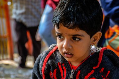 Yadgir, Karnataka / Hindistan-20 Aralık 2019: Tapınağın zeminine yerleşen küçük Hintli kız