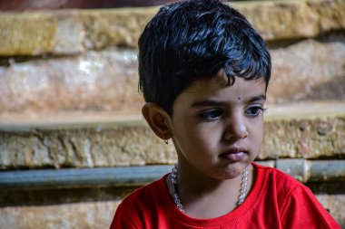 Yadgir, Karnataka / Hindistan-20 Aralık 2019: Tapınağın zeminine yerleşen küçük Hintli kız