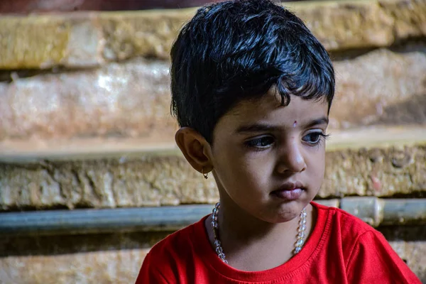 Yadgir, Karnataka / Hindistan-20 Aralık 2019: Tapınağın zeminine yerleşen küçük Hintli kız