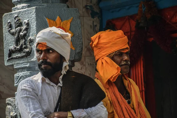 Foto de 40 a 60 ancianos grupo sacerdote indio, con paños de color blanco y azafrán y turbante, de pie cerca de pilar del templo en Mailapur, Karnataka. — Foto de Stock