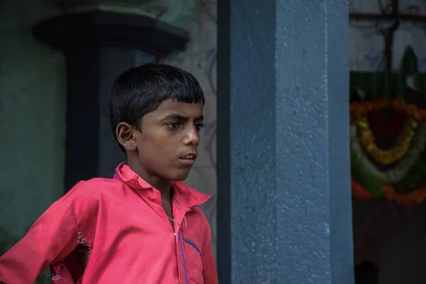 明るい日差しの下で屋外に立つインドの少年の写真 — ストック写真