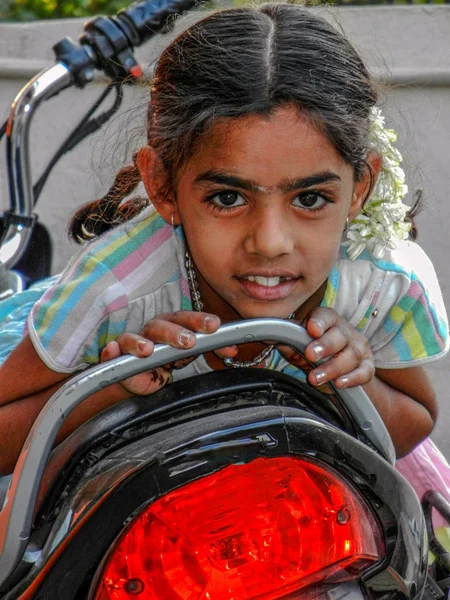 可愛いですインディアンの女の子セッティングオンバイク — ストック写真