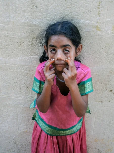 Ινδή Κοπέλα Κάνει Αστείο Πρόσωπο Για Φωτογραφία — Φωτογραφία Αρχείου