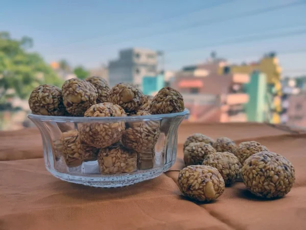 Hint festivalleri için el yapımı Tilgul Laddu jaggery ve susam tohumlarından oluşur.