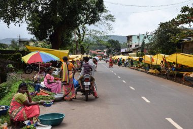 Kolhapur, Hindistan - 15 Eylül 2019; küçük bir köyde haftalık Hint köyü pazarı veya köy pazarı fotoğrafı. Köy sokak satıcısı sebze, market, giysi ve sıradan mallar satıyor..