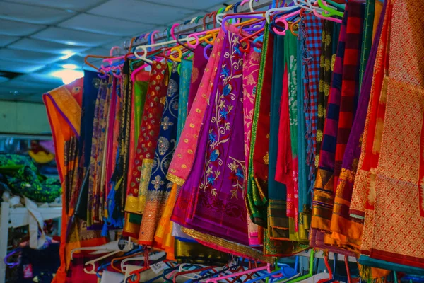 Collectie Van Kleurrijke Sarees Opknoping Hangers Indiase Winkel — Stockfoto