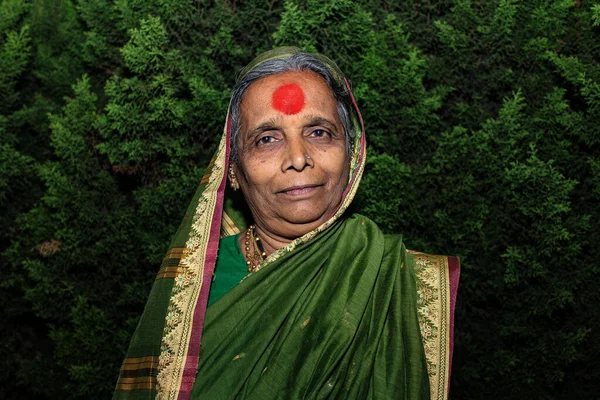 Oude Indiase Grootmoeder Draagt Traditionele Kleding Poseren Voor Foto — Stockfoto