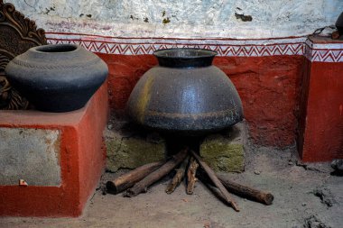 Hint köylerinde kullanılan el yapımı geleneksel çamur sobası.