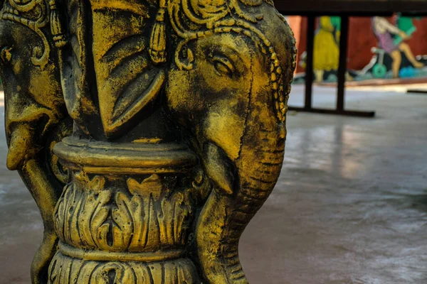 기둥에 코끼리를 조각하고 황금빛으로 고대의 조각상 — 스톡 사진