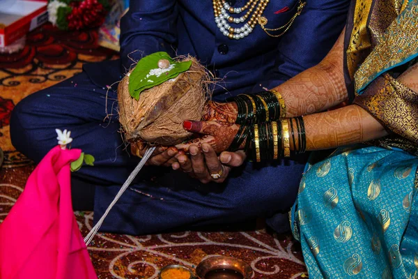 Svatební Pár Drží Ruku Při Hinduistických Svatebních Rituálech — Stock fotografie