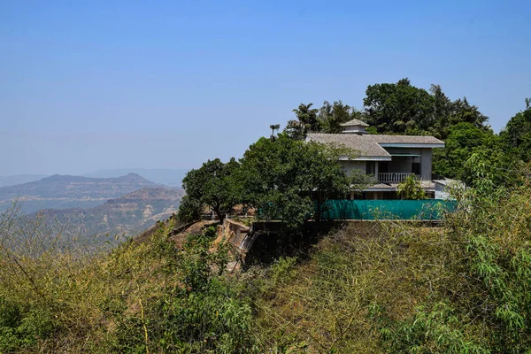 Tepedeki çiftlik evi.