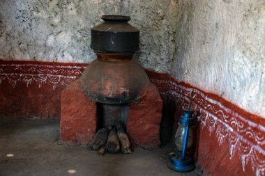 Hint köylerinde kullanılan el yapımı geleneksel çamur sobası.