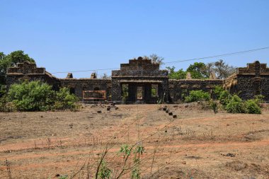 Siyah taşla inşa edilmiş eski yıkık ev duvarının ön görüntüsü