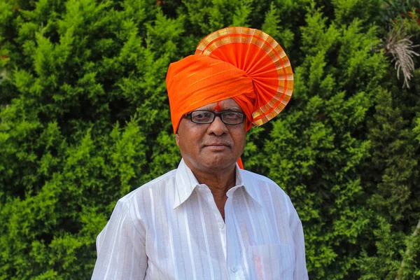 Viejo Abuelo Indio Con Turbante Color Naranja Posando Para Foto — Foto de Stock