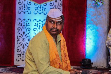 Düğün için düğün salonunda oturan Hindu rahip.