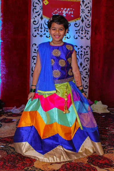 Маленькая Индийская Девочка Носит Традиционное Платье Свадьбе Позирует Фото — стоковое фото