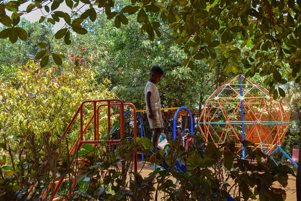 Ινδιάνος Παίζει Στον Κήπο Στις Καλοκαιρινές Του Διακοπές — Φωτογραφία Αρχείου