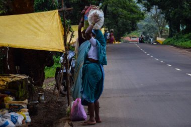 Kolhapur, Maharashtra / Hindistan - 15 Eylül 2019; Köy kadınları eşyalarını kafalarında taşıyorlar ve evlerine dönüyorlar