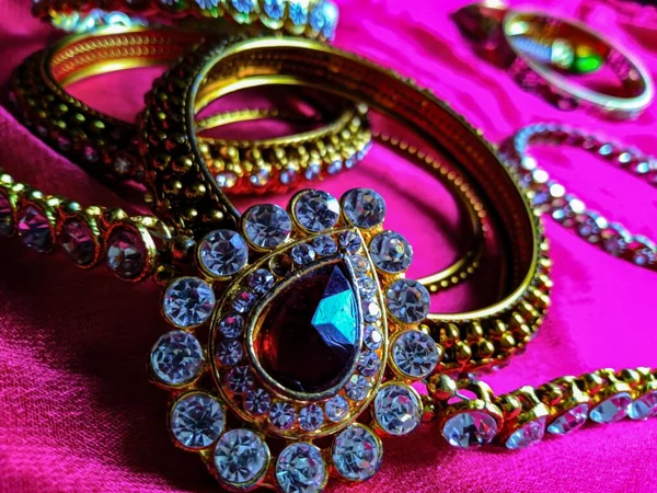 具有粉色背景的漂亮的印度设计师钻石项链的图片 — 图库照片