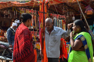 Tulajapur, Maharashtra / Hindistan - 19 Aralık 2019; kadınlar sokakta durup birbirleriyle konuşuyorlar