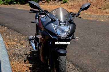 Kolhapur, Maharashtra / Hindistan - 10 Mart 2020; Otoyoldaki Hint süper motosikletinin ön görünümü