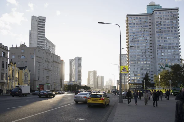 Edifici e persone per strada Novy Arbat a Mosca — Foto Stock