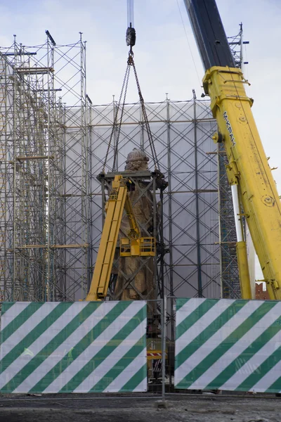 Il monumento su costruzione di Quadrato Rosso di nuova installazione — Foto Stock