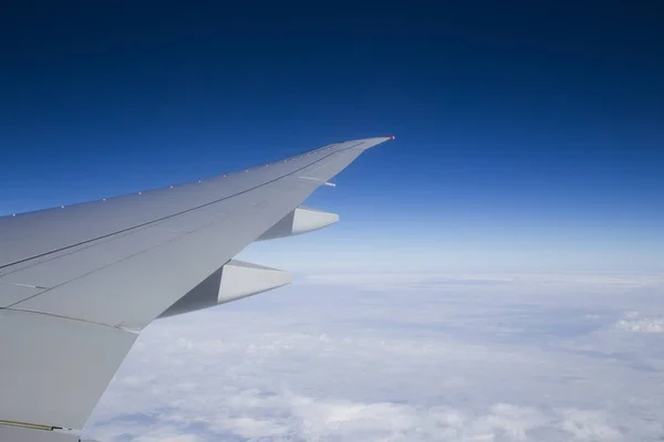 Schöner blauer Himmel Hintergrund mit Flügel Flugzeuge — Stockfoto