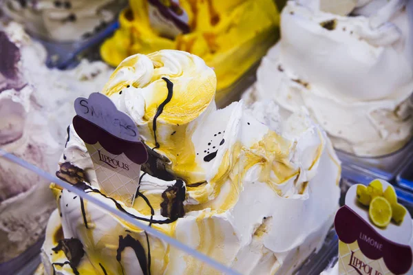 Замороженное мороженое в магазине в витрине магазина — стоковое фото