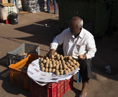 Raflarda taze sebze ve yeşillikler