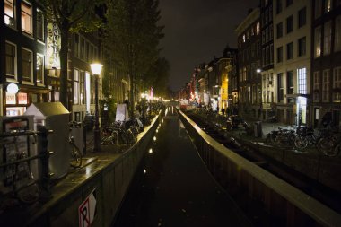 Turistler için kırmızı fenerler ünlü sokak