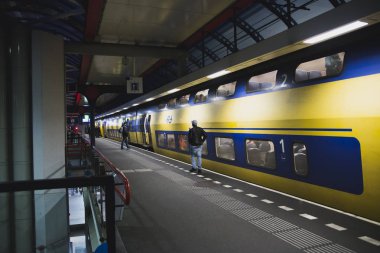 Sarı iki katlı tren istasyonunda