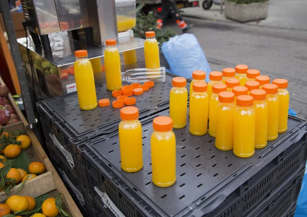 시장에 신선한 오렌지 주스 — 스톡 사진