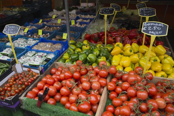 Рынок свежих овощей и зелени — стоковое фото