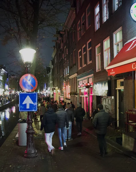Turistler için kırmızı fenerler ünlü sokak — Stok fotoğraf