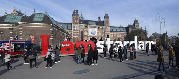 Площадь музеев с надписью i am amsterdam — стоковое фото