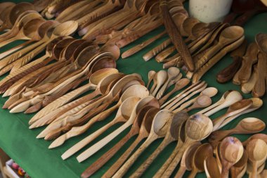 Pazar tahta kaşıklar mallarına