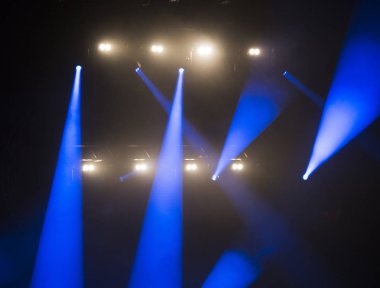 Müzikal bir konserde parlak ışıklar