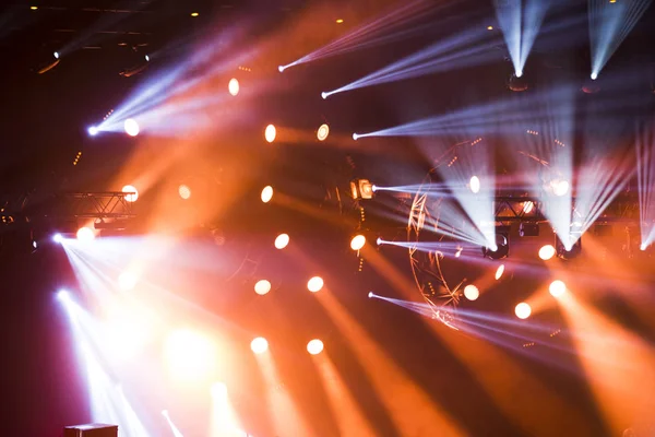 Luces brillantes en un concierto musical — Foto de Stock