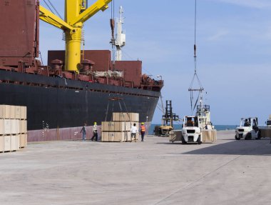 Bağlantı noktası bir büyük kargo gemisi ile