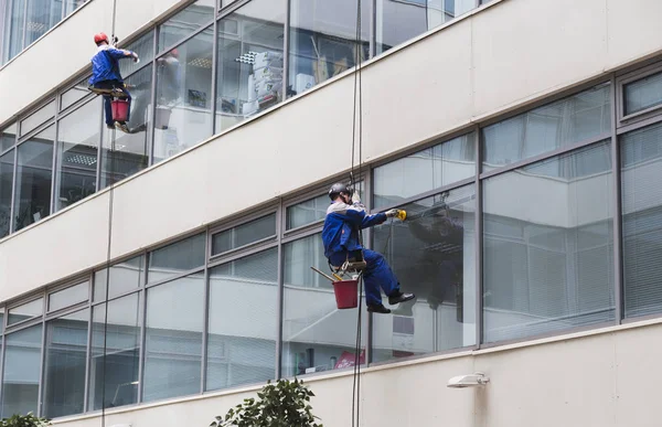 Climbing windows washing dangerous profession — Stock Photo, Image