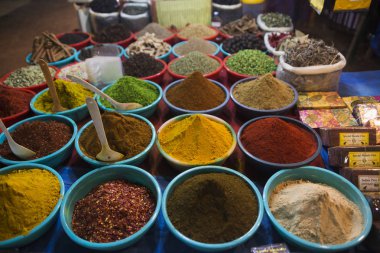 Yemek pişirmek için piyasada baharat
