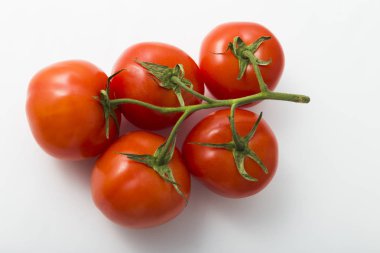 Beyaz bir arka plan üzerinde yararlı sebze domates