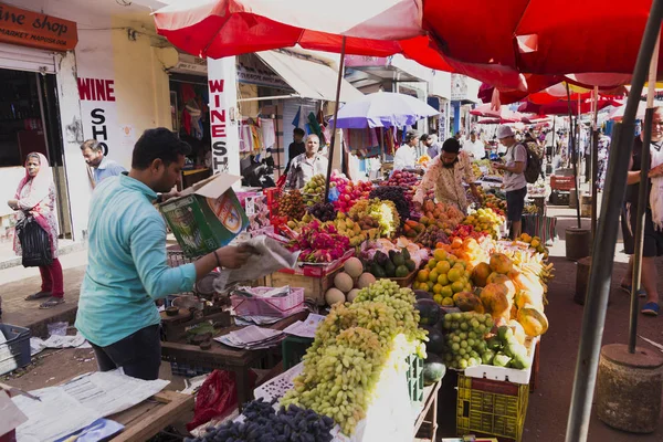 Marknaden av färska grönsaker och gröna — Stockfoto