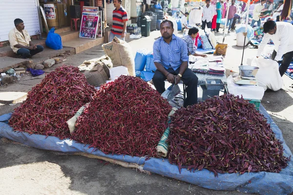Ринок свіжих овочів і зелені — стокове фото