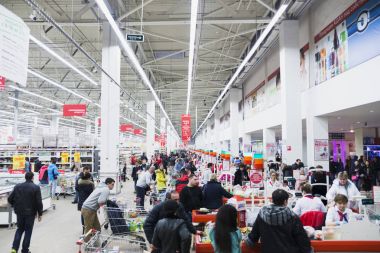 Büyük bir sıra ile büyük bir süpermarkette nakit