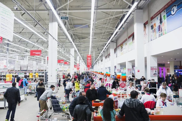 Dinheiro em um grande supermercado com uma grande fila — Fotografia de Stock