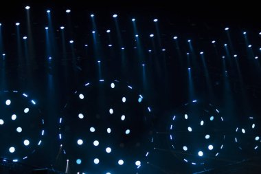 Müzikal bir konserde parlak ışıklar