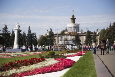 Çeşme altın Moskova'da park ile dekore edilmiş