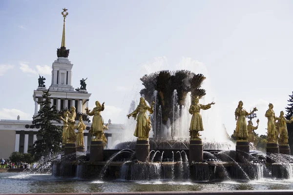 Fontein versierd met goud in het park van Moskou — Stockfoto